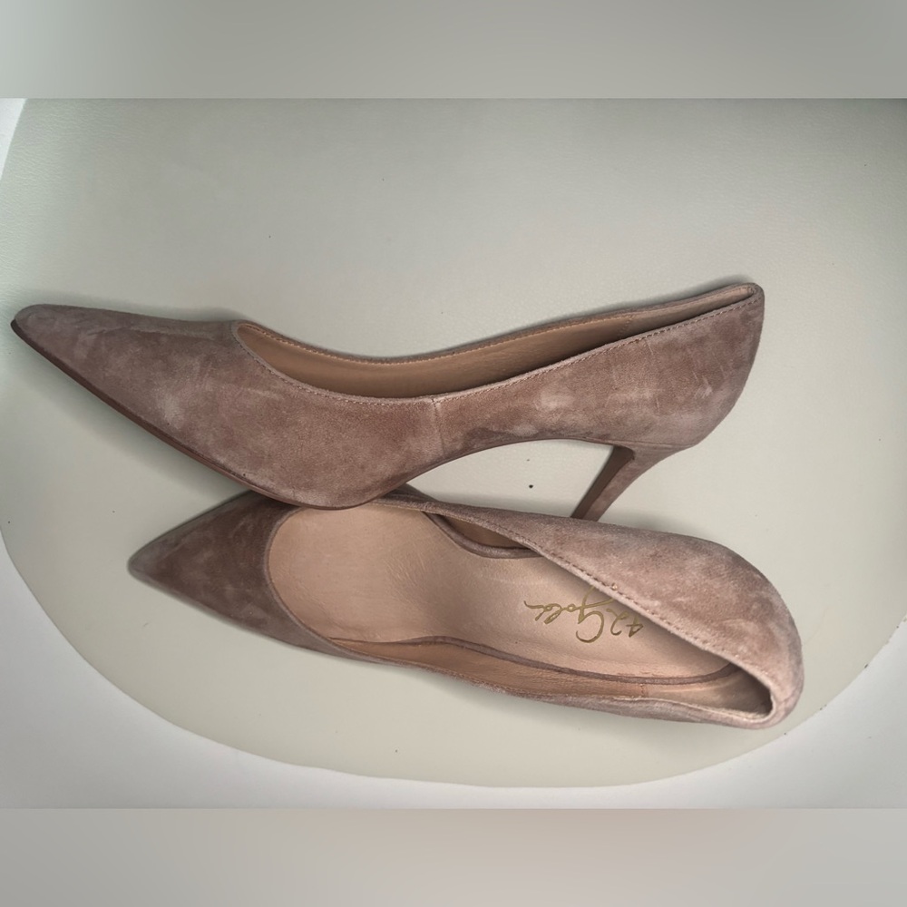 42 GOLD Women's Taupe Suede Heels, size 9/40